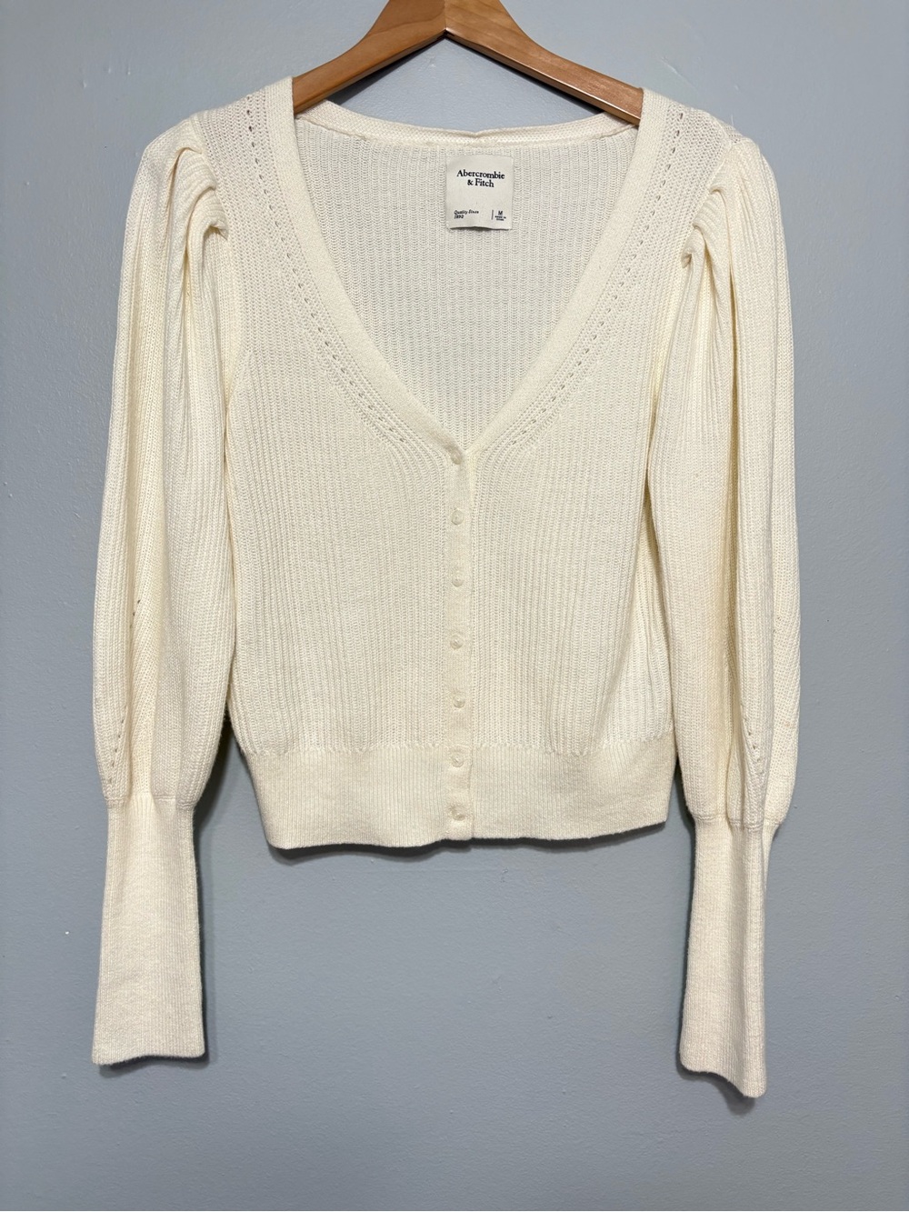 Abercrombie & Fitch Cream Ribbed Button-Front V-Neck wome’s size M